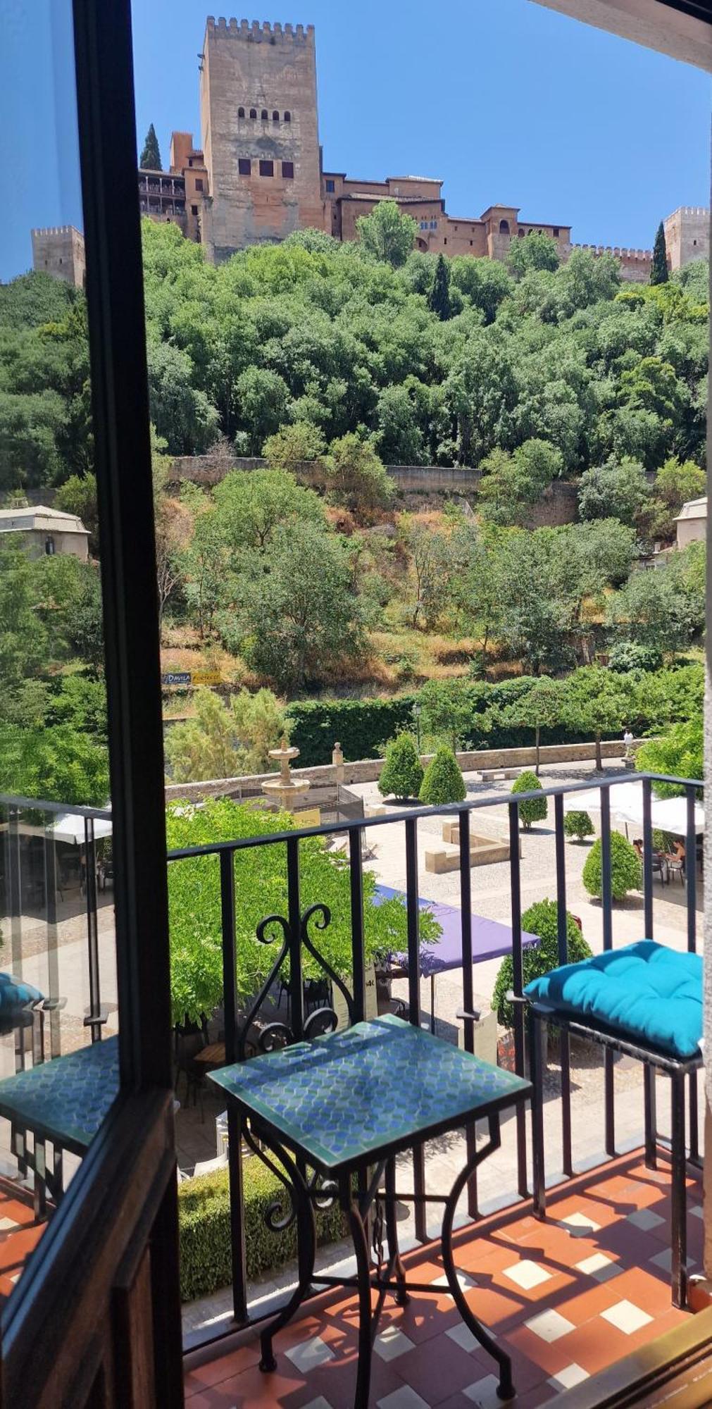 The Nasrid Palace From Your Bed ! グラナダ エクステリア 写真
