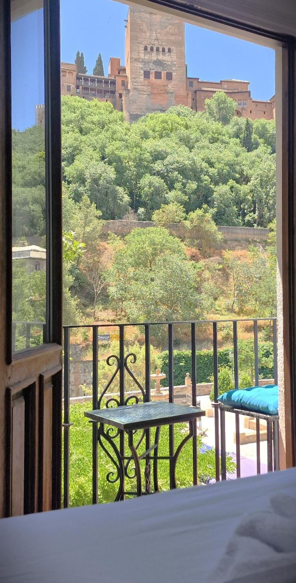 The Nasrid Palace From Your Bed ! グラナダ エクステリア 写真
