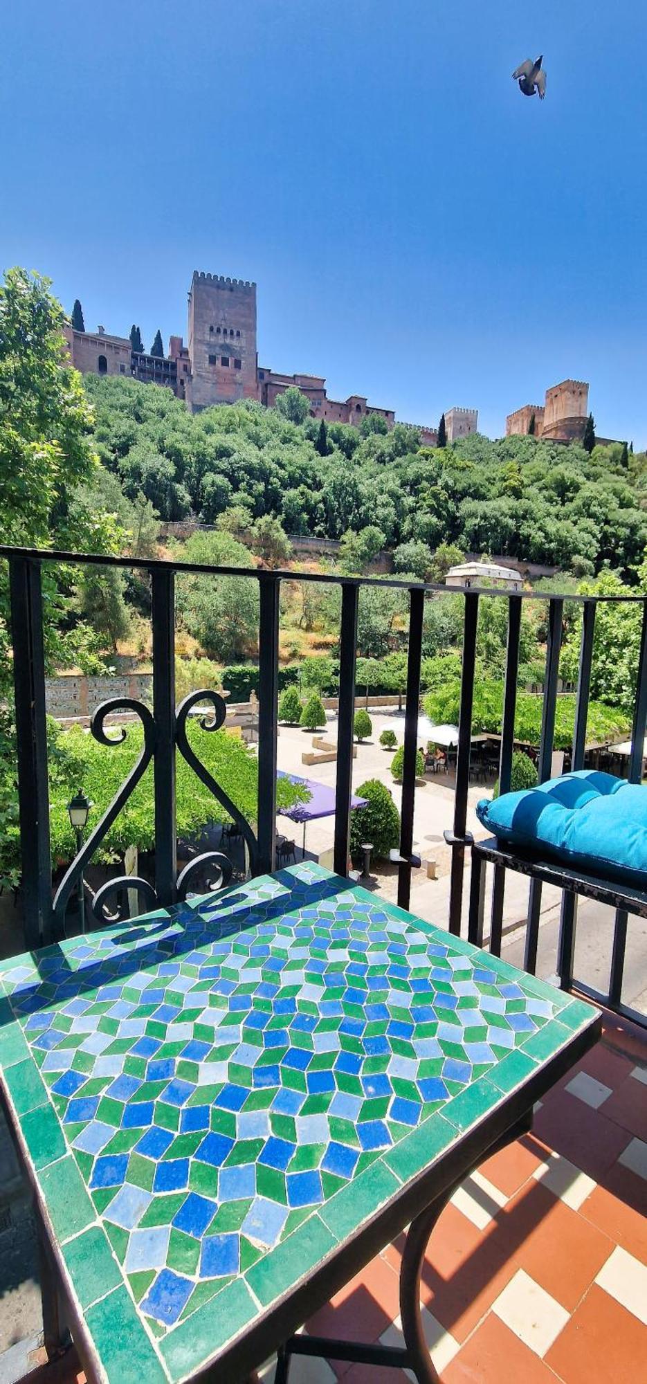 The Nasrid Palace From Your Bed ! グラナダ エクステリア 写真